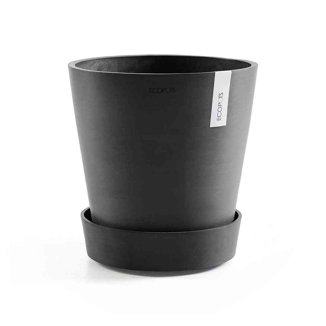 Саксия Ecopots с поставена чинийка на колелца Round 40 Dark Grey, идеална за интериорна декорация и лесно местене на растения.