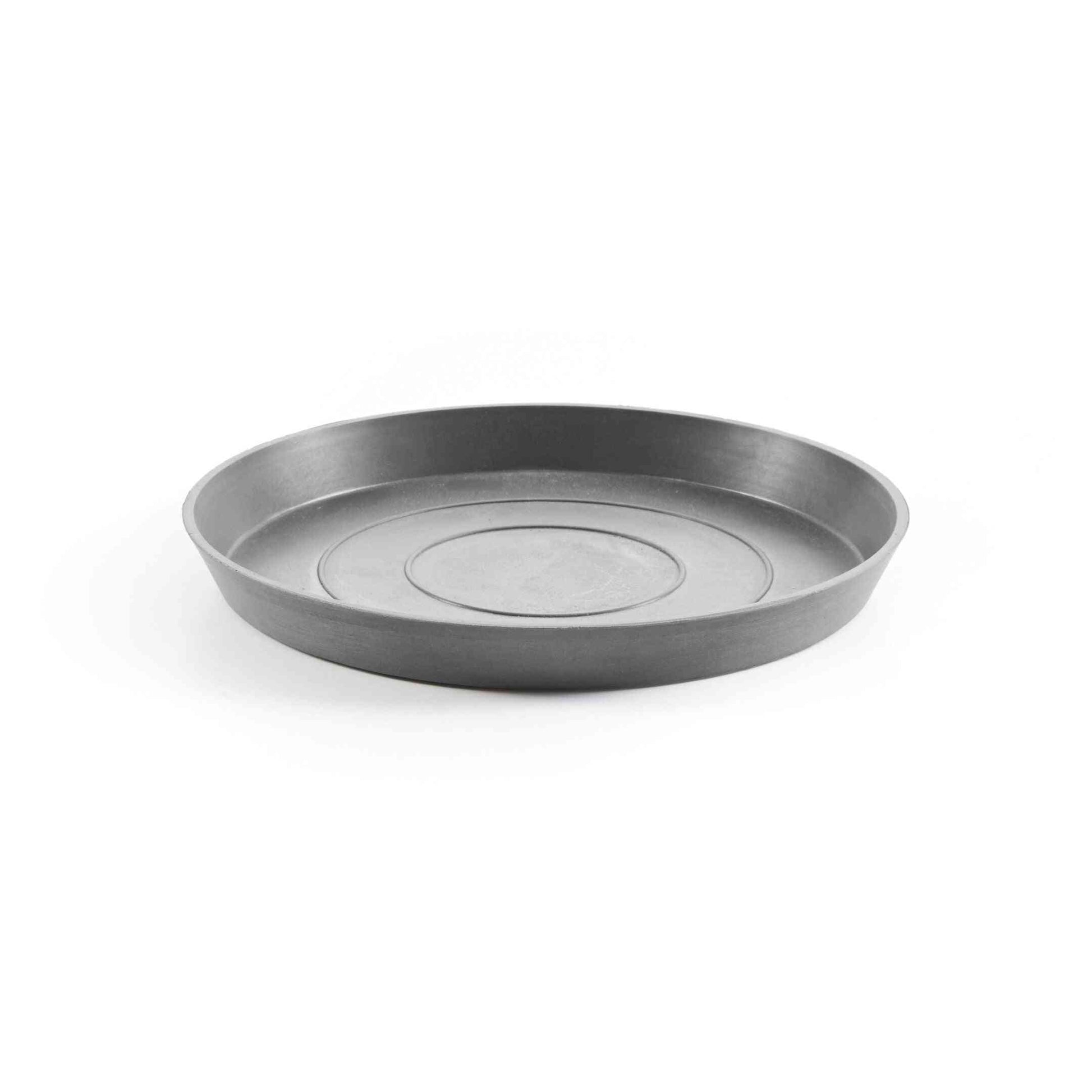 Чинийка за саксия – Ecopots saucer round 25 Grey в сив цвят, подходяща за стайни растения и кашпи Ecopots. Идеална за събиране на излишна вода.