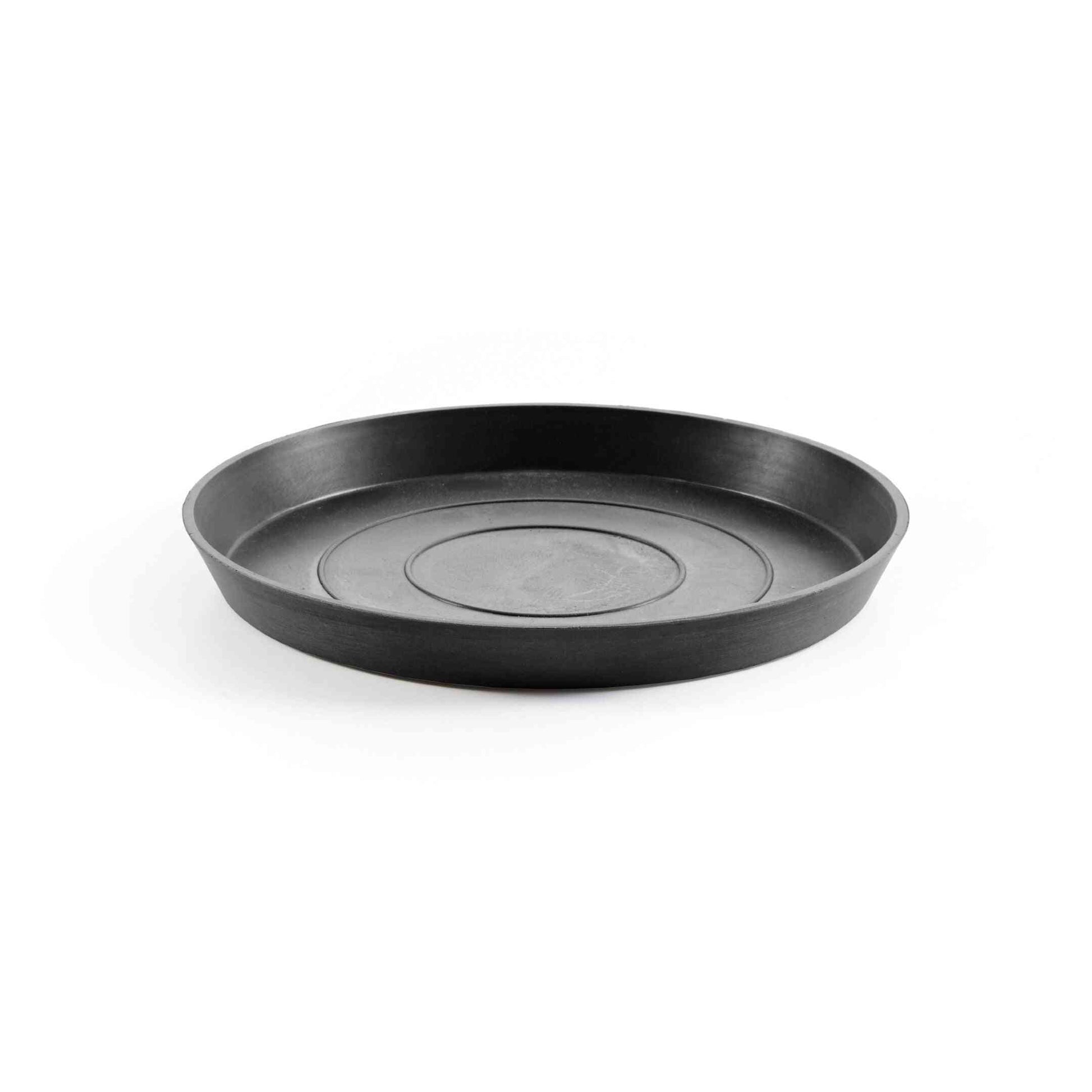 Чинийка за саксия Ecopots saucer round 25 Dark Grey с кръгла форма и тъмен сив цвят, подходяща за стайни растения и кашпи Ecopots.