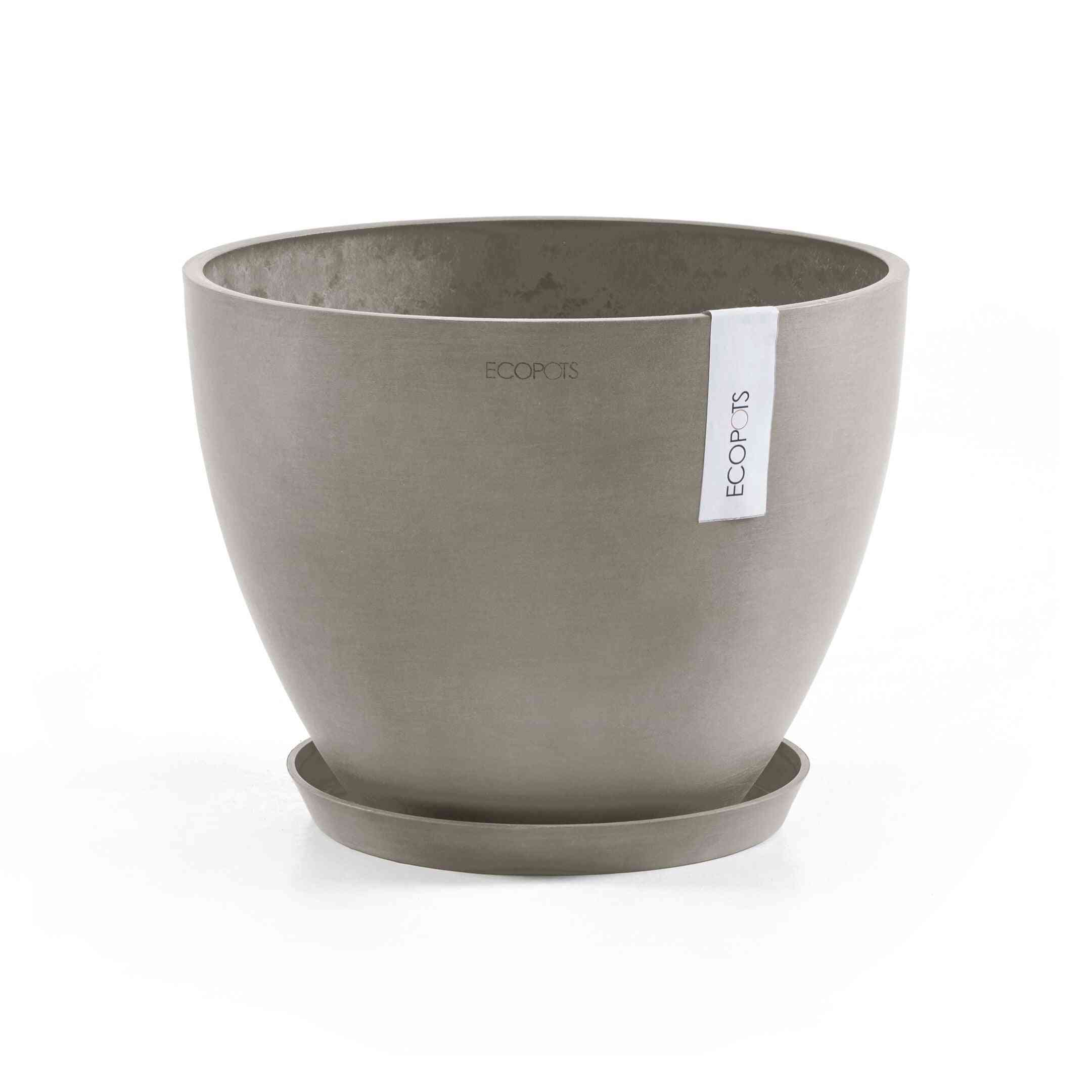 Кръгла чинийка Ecopots saucer round 25 Taupe под голяма саксия, част от серията аксесоари за стайни растения и кашпи Ecopots.