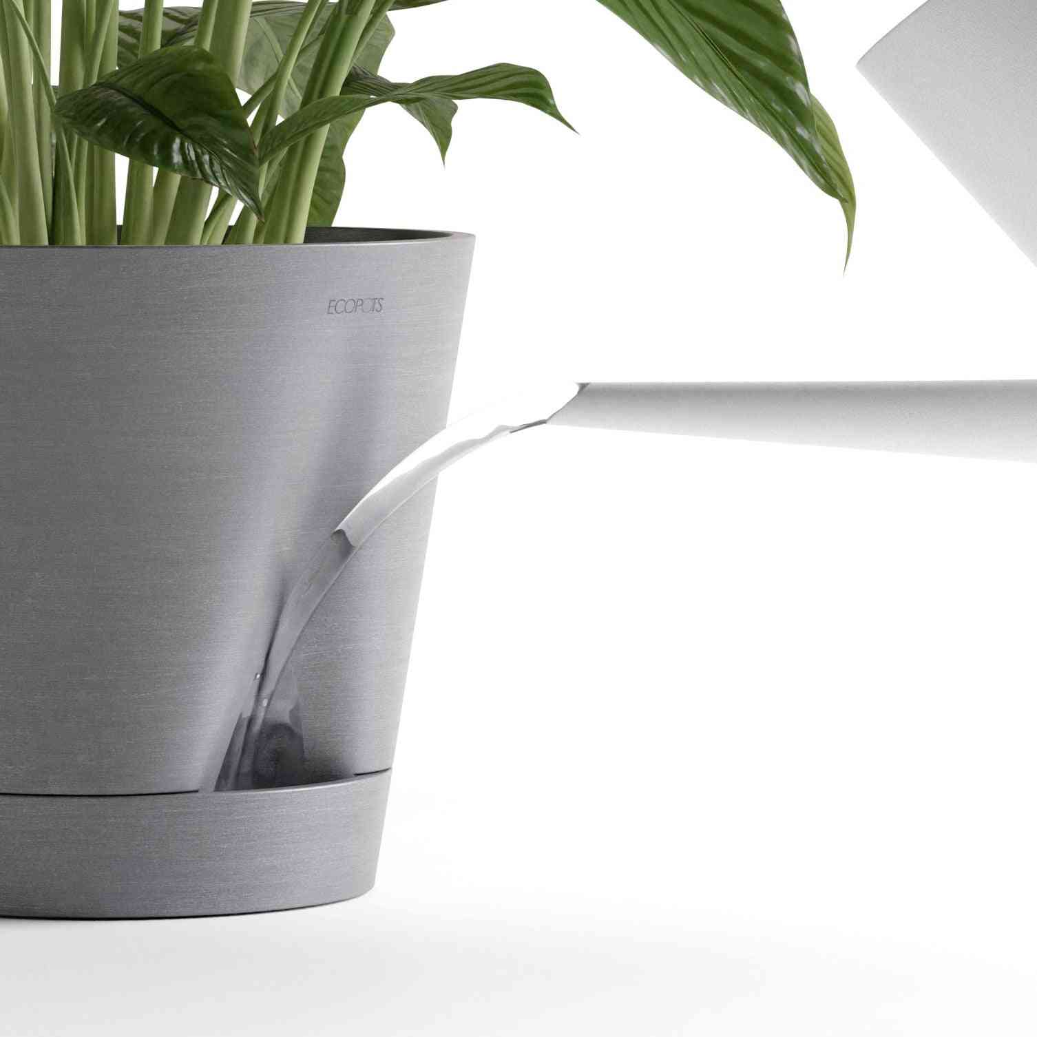 Сива кашпа Ecopots Venice 2 20 Grey с интелигентна система за оттичане на вода, улесняваща поливането на стайни растения.