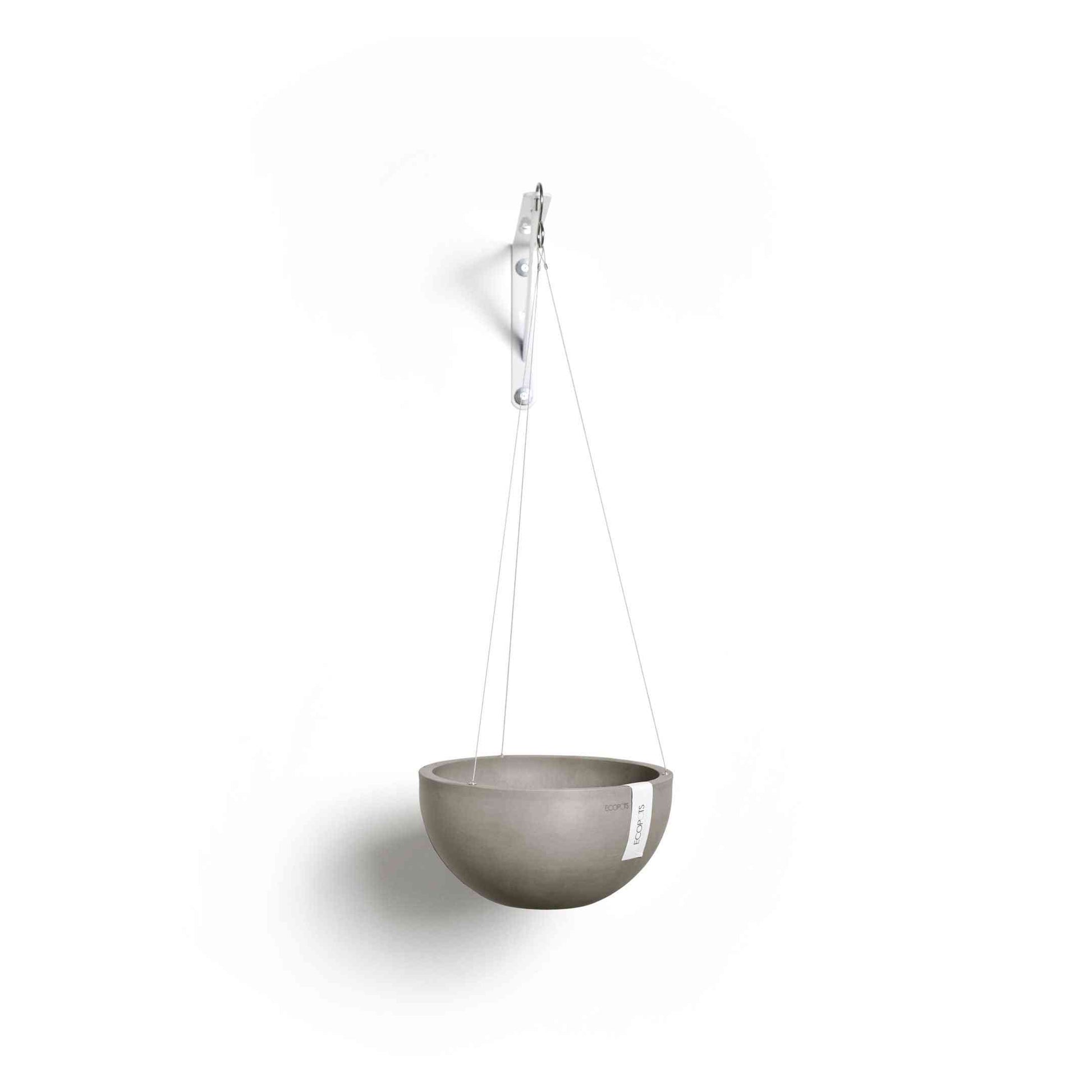 Кашпа Ecopots Hanging Brussels 27 Taupe, окачена на бяла стена, идеална за стайни растения и еко декор.