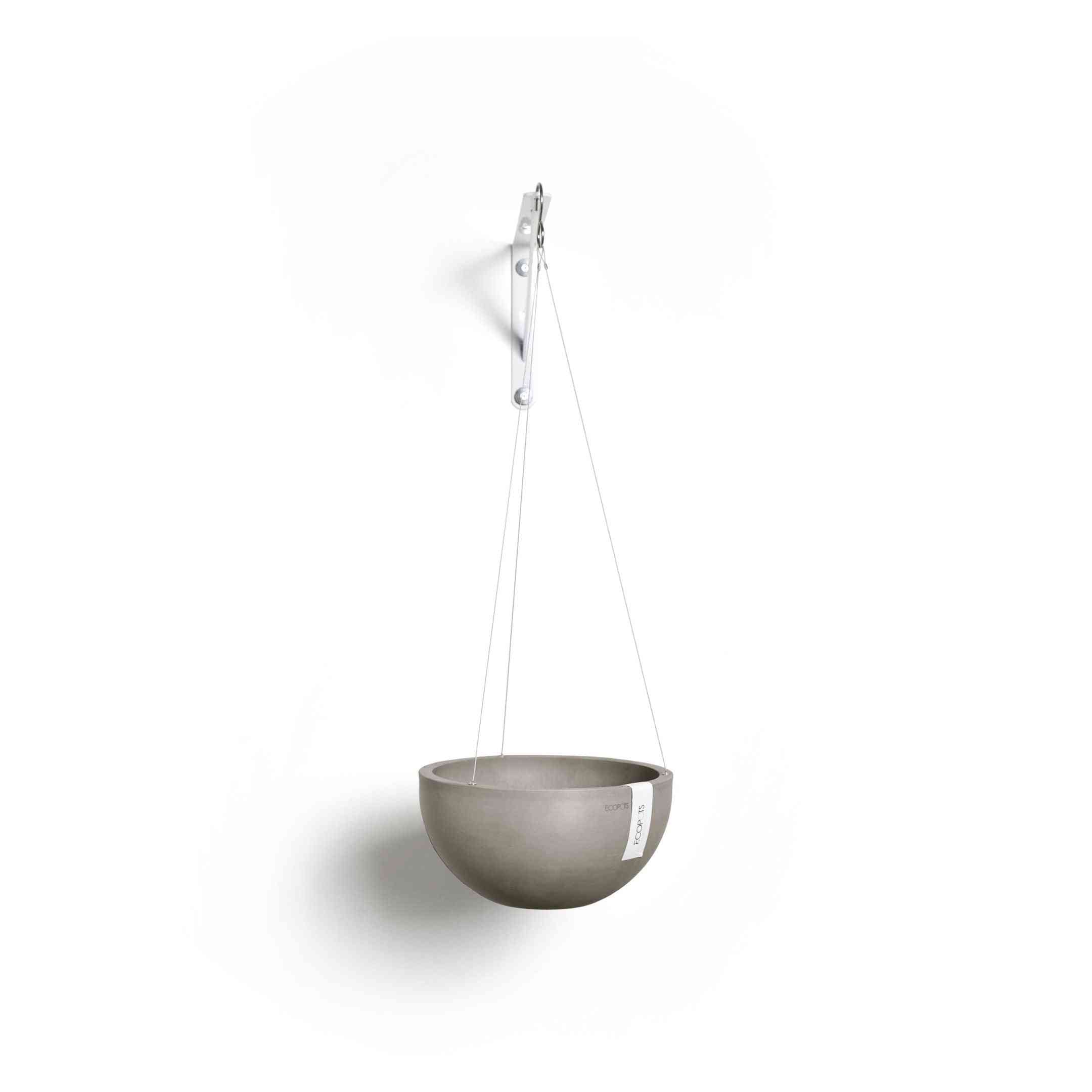 Кашпа Ecopots Hanging Brussels 27 Taupe, окачена на бяла стена, идеална за стайни растения и еко декор.